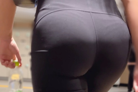 《黒光りモデル！上下真っ黒のジムファッション姿》