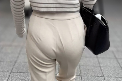 《丸わかりじゃん！極薄ニットパンツでモッコリ美尻にくっき...