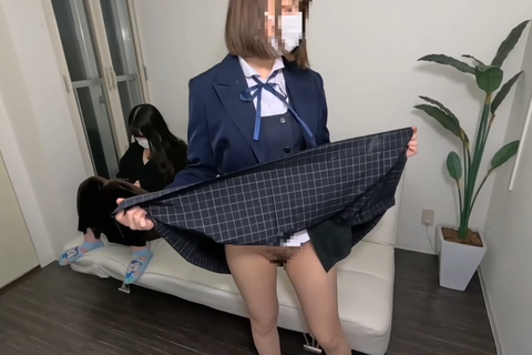 2本 「ガチヤバ3P!!」の前で人妻にフェラさせた後、の目...