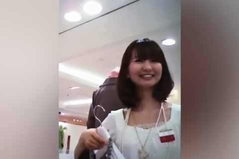 国宝級のアパレル店員たちを逆さ撮り♥