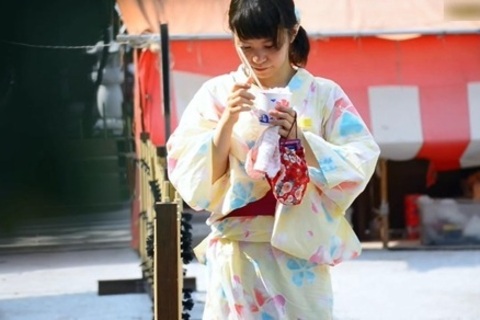 夏祭り浴衣しゃがみ女子パンチラシーン♡