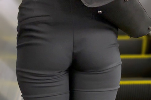 《ゲキ食い込み！レギンス並みのスラックス姿で出勤》