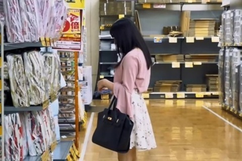 花柄ヒラヒラスカートの女子大生を逆さ撮り