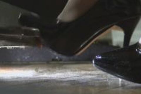 可愛い美脚モデルのハイヒールで電子ピアノ