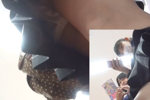 リアルなめちゃくちゃ可愛いオタク制服JK2名を同時逆さパン...
