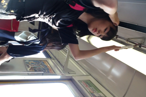 電車で若い花柄スカートの子逆さパンチラ覗き