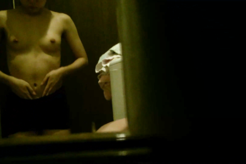 【激撮33】【民家風呂】風呂上がりの脱衣所を覗く