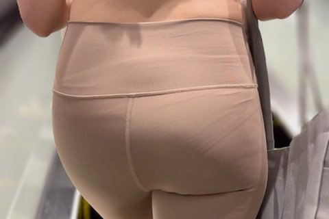 《生々しいPライン！ジム帰りのセレブ美人モデル》