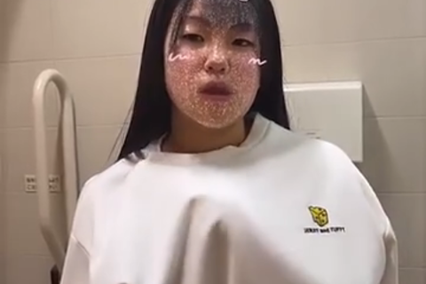 ショッピングモールトイレでスケベカップル