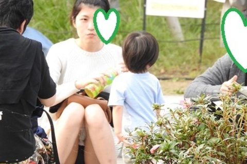 お座りお姉さん発見！！（ＦＨＤ）大変です！！パンツが見えて...