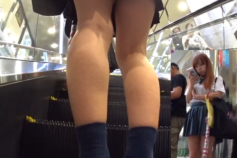 リアルな茶髪ミニスカギャル系JKの逆さパンチラ盗撮風！