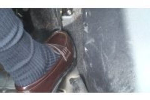 超可愛い女子学生のローファーでアクセルペダル踏み踏み