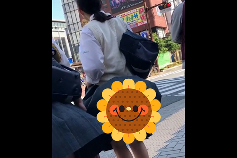 制服ちゃん　風でスカートふわり