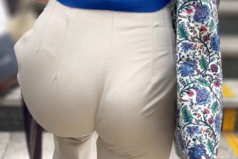 《Tとハイウエストパンツの相性は抜群！小麦色肌のプリケツOL》