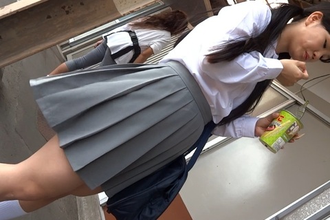 ツインテールワイシャツ女子高生、逆さ撮り