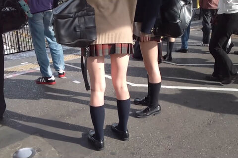 スカートめくり隊