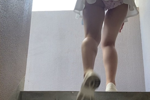 お姉さんの階段パンチラ　盗撮風
