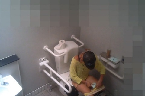 黒ギャルのトイレ盗撮♡