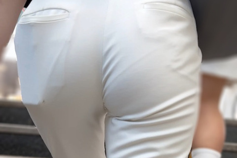 《プリンっとした豊満ヒップ！食い込み激しい真面目パンツスタイル》