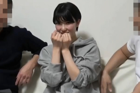 【個人撮影】ショートカットの２２才美人教師 2本のチンコを...