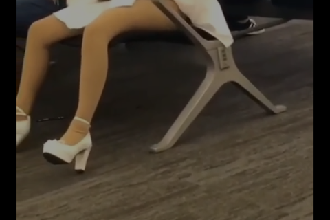 オナニー?指の匂い嗅ぐ激写