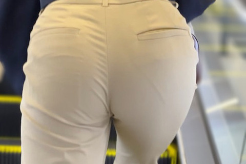 《エロかっこいい！ベージュピタパンキャリアウーマン》