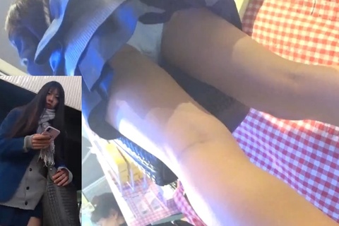 リアルな超激カワ白ギャルJKを逆さパンチラ盗撮風！超ミニス...