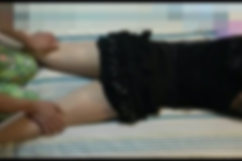 妹をマッサージする兄・・際どいところをやり過ぎて・・