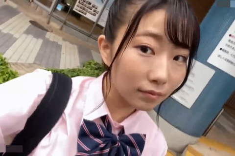 抱き心地最高のスベ肌美少女（１８）小さなおててでちんちんシ...