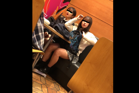 放課後のおしゃべりJKちゃん達のエロ脚を凝視
