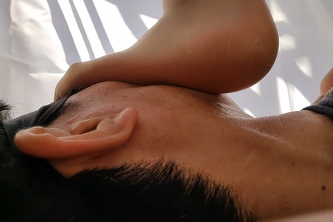 ベランダで景色を見ているさなちゃんの足元に寝転ぶ顔面踏まれ男