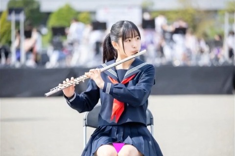 吹奏楽部の制服美少女たちの「禁断の隙間」