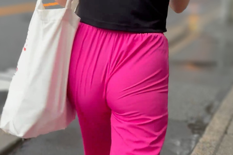 《ゲリラ豪雨でもお尻をぷる×２させながら歩くモデル》