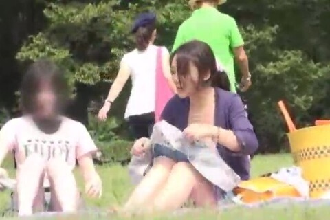 【バレて警〇沙汰】制服女子を狙った逆さ撮り
