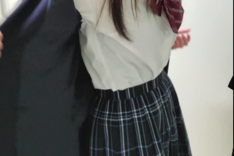 制服ちゃん化粧室