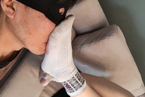 さなちゃんのボロボロ汚ソックスを顔面に押し当てられ匂いを堪...