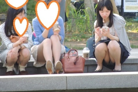 お座りお姉さん発見！！（ＦＨＤ）大変です！！パンツが見えて...