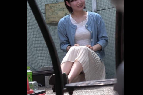 カジュアルガールしゃがみパンチラシーン♡