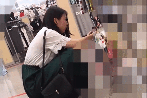 人妻 試着室に侵入して盗撮♥