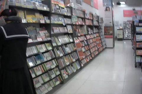 CDショップの美少女