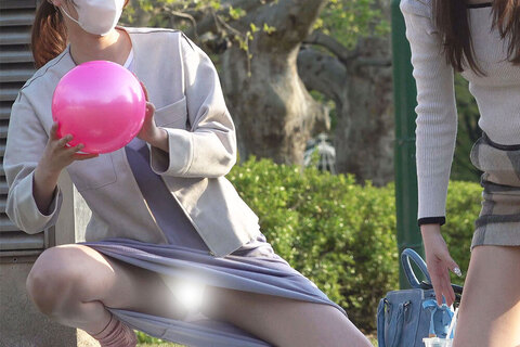 公園パンチラ５　GJ！ボールが転がってきて拾う際にガバっと...