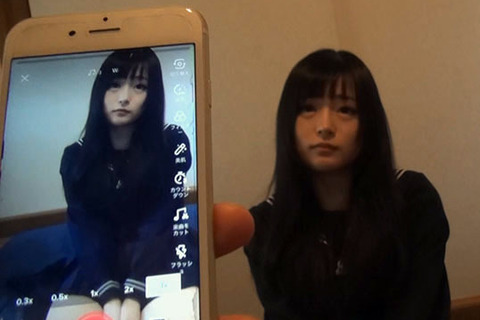 TikTokで繋がった出たがり本気美少女が中年宅で恋人セックス