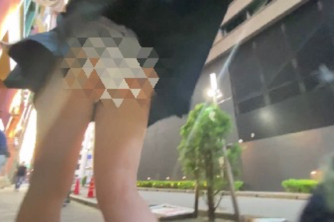 強風でスカートがめくれまくる制服　風チラ　パンモロ