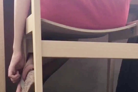 勉強してる女の子の足の裏を撮る