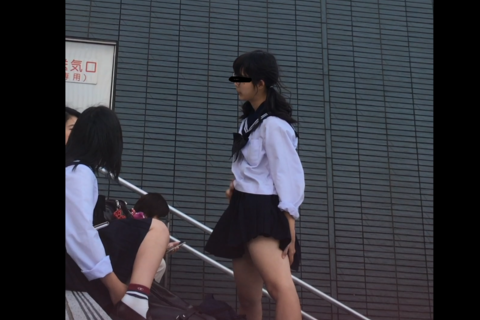 放課後にたむろするJK達　スカートを強風が襲う