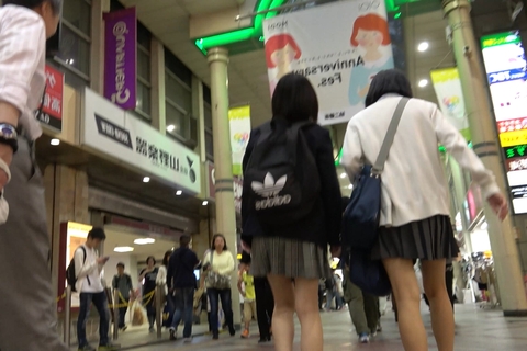 めちゃ美少女二人組学校帰りでぶらりとパンチラ大作戦　個人撮影