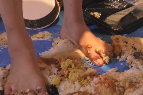 アイドル系美**の裸足で弁当クラッシュ