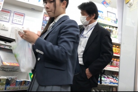 （続）清楚系お嬢様風、女子高生ホワイトパンティ逆さ撮り