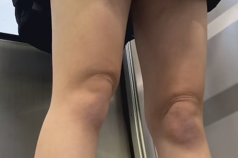 白おパンティー前からのチラ見えが最高！！生足も綺麗でパンチ...
