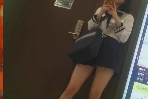 キュートセーラー服女子高生、逆さ撮り